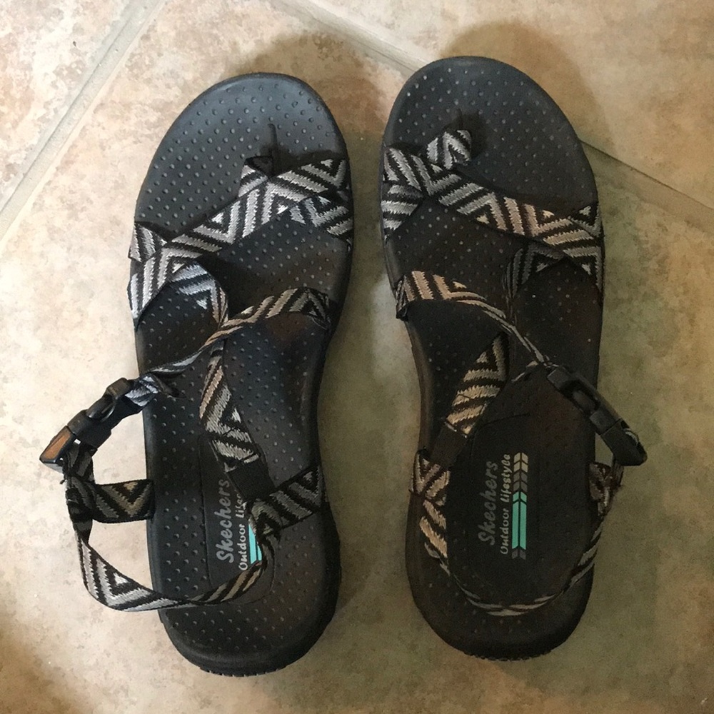 Skechers “chacos”